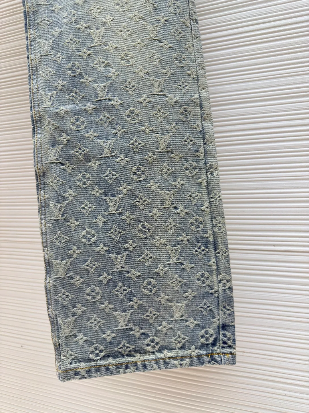 LOUIS VUITTON flame graffiti patch jacquard jeans ●Authentic product: purchased and developed by 30789 ●Item number: 1680031-C15 ●Material: denim fabric ●Technology: patch production ●Version: fitted version ●Size: 30-32-34-36 ●Description: Use classic patterns to highlight the Louis Vuitton logo of the season, making Louis patches and Vuitton The patch is decorated like graffiti on the front and back, with hardware, a button placket and a nubuck Monoqram tag at the rear. The fabric has undergone a heavy-duty garment washing process. The whole pair of pants will have a distressed effect. The whole body is hand-cut and printed all over. This kind of alignment fabric consumes a lot of time and is very time-consuming and costly, so our delivery time is very slow. The flame gradient graffiti in the middle is a toothbrush embroidery piece. The overall wiring is straight and delicate, the fabric is comfortable and soft, and the color is consistent without color difference. It can be matched with the same style to create a fashionable look and control various occasions. Customized accessories, complete with three standards, same style for men and women!